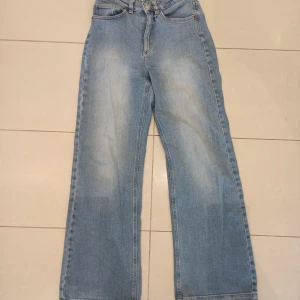 Baggy Jeans Carin Wester - Säljer dessa Baggy och högmidjade jeans från Carin Wester i storlek 34/XS🌟 Passar någon som har 65-70 cm i midjemått och är 160-165 cm lång. Jag brukar bära XS. Inga defekter och så snygga!! Mått: Midja: 65 cm (omkrets)  Innerbens längd: 74 cm 