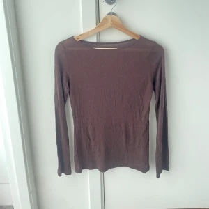 Brun topp - Säljer denna bruna genomskinliga/mesh toppen 🤎 perfekt för att klä upp en outfit eller till festligheter! Köpt vintage 