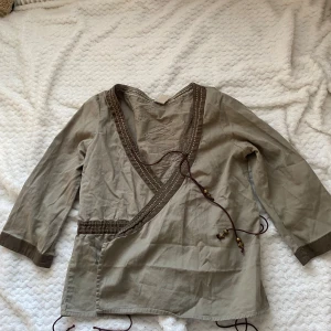 Grön vintage topp - Säljder denna gröna vintage topp! Det står storlek M men jag skulle säga den passar S också! Frakt: 30 kr