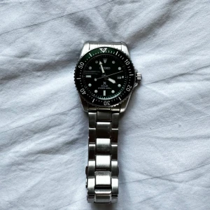 Seiko Solar Prospex Divers stålklocka för män SNE583 - Seiko rostfri stålklocka oanvänt (testat en gång) aldrig mer batteriet funkar som den ska. Klockan drivs av ett solcellsdrivet urverk, vilket eliminerar behovet av ett batteribyte. (Går o byta storlek på egen hand med rätt matrial)
