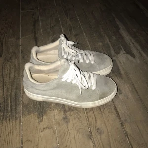 Selected homie skor - Köpte till studenter några år sedan och har använt dem som gå ut skor, har ej låda och dem är storlek 41