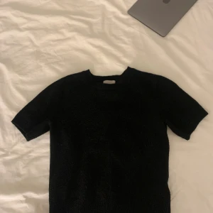 Stickad t-shirt  - Säljer en svart stickad t-shirt från hm i storlek S!! Använd ca 3-4 ggr 🩷🩷