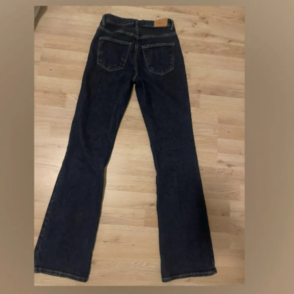 Ett par mörkblåa jeans ifrån Gina tricot. Fick  dom för en månad sedan, aldrig använd bara testat. Fick dom i present. Dom är i storlek 34 mid waist bootcut jeans.. Jeans & Byxor.