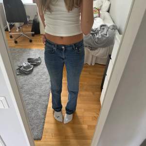 Säljer dessa jeans från lager 157. Jag har sprättat upp dem längst ner för att de skulle bli längre. Storlek S i full lenght. 