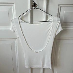 rygglös tröja - säljer min knappt använda tröja som är köpt på gina tricot för cirka 1 år sedan 💗 kom privat vid intresse eller frågor