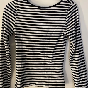 Randning tröja med djup rygg - Jätte fin tröja framförallt nu till hösten. Den har en djupare rygg men man kan såklart även vända på tröjan så man får en djupare ringning där fram☺️ skriv för fler bilder☺️