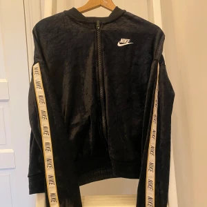 Nikeoverall velour  - Overall använd en gång. Svart med gulddetaljer. Barnstorlek. köpt i USA