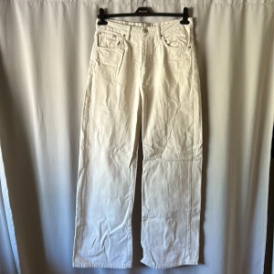 Vita jeans  - Använd 2 gånger  Högmidja och lite utsvängda ben