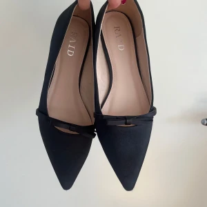 Spetsiga med liten rosett detalj - Jätte söta tyvärr precis för stora för mig