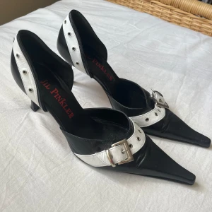 Klackar - Svarta klackar med vita detaljer