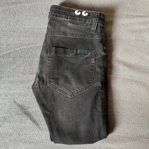 Dondup Jeans - Svarta/mörkgråa trendiga dondup jeans. Kom privat vid minsta fundering. Nypris ligger på ca 3000kr