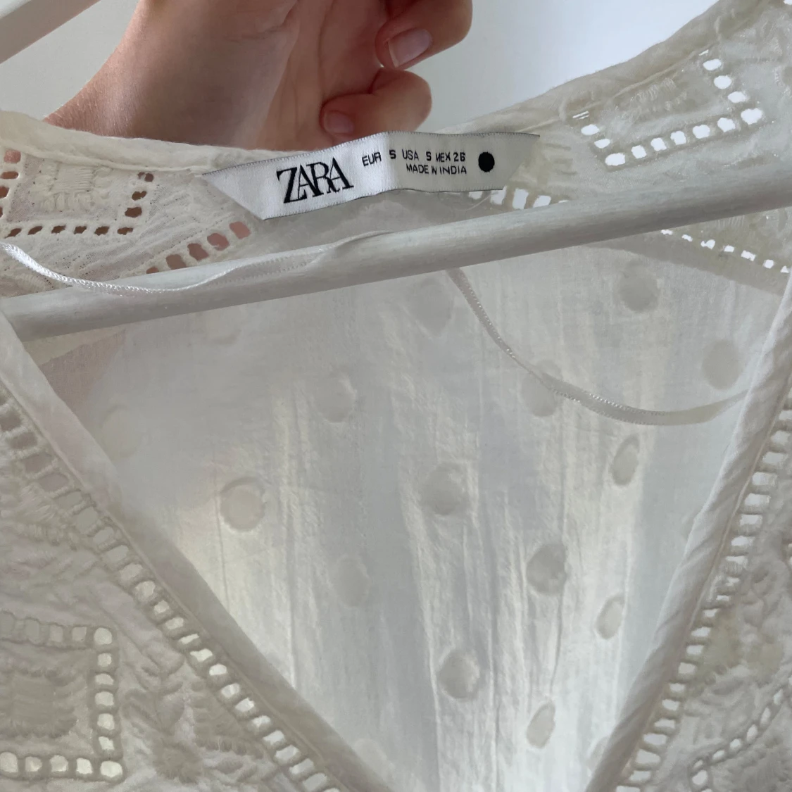 Vit blommig klänning med spetsdetaljer - 93