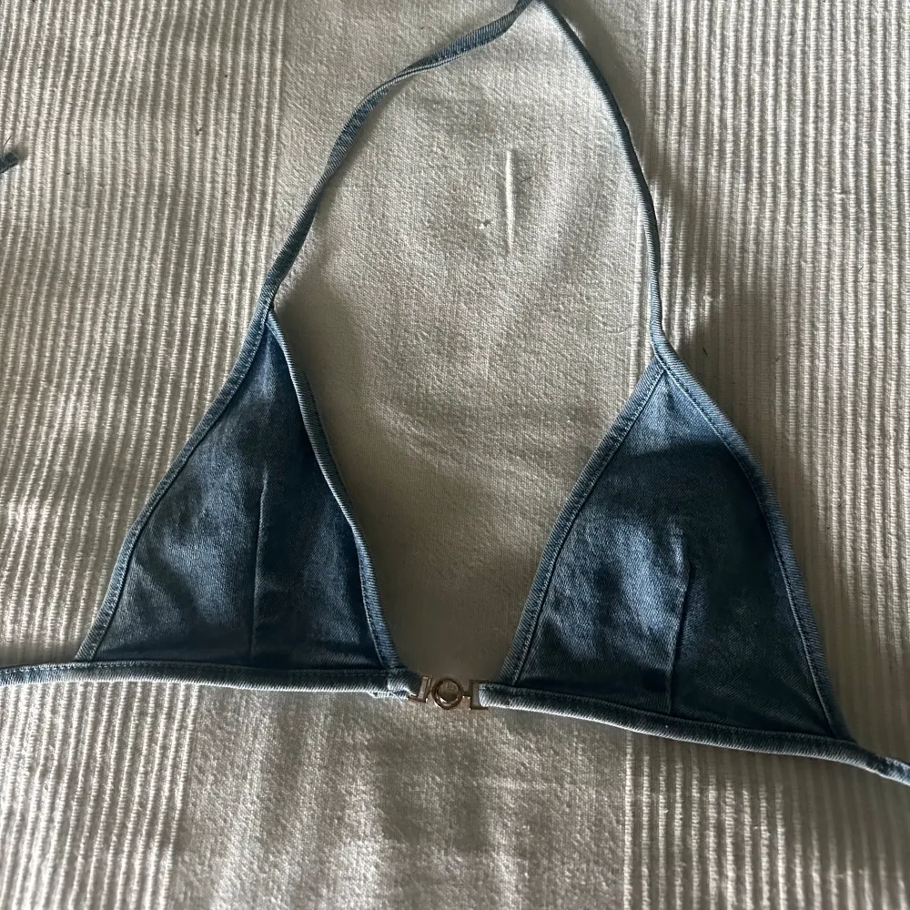 Bikiniöverdel i denim 🪐 Storlek S, tryck gärna på köp nu . Övrigt.