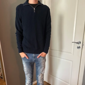 Zara Half zip - Säljer denna sköna halfzipen som nommer va riktigt skön till hösten, tröjan är i bra skick, hör av er vid eventuella funderingar!
