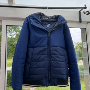 Hugo Boss jacka  - Jag har haft den i några månader  Köpte den för 3200kr Säljer den för 1700kr 