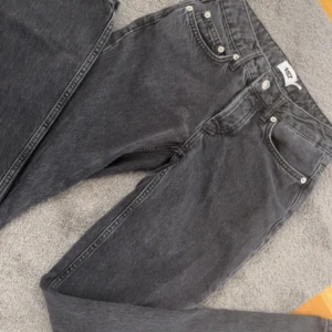 Svarta jeans 'Icon' - Säljer ett par snygga svarta jeans av modellen 'Icon'. De har en klassisk femficksdesign och är perfekta för både vardag och fest. Jeansen har en straight passform som ger en tidlös look. Perfekt för dig som vill ha ett par stilrena och bekväma byxor i garderoben.