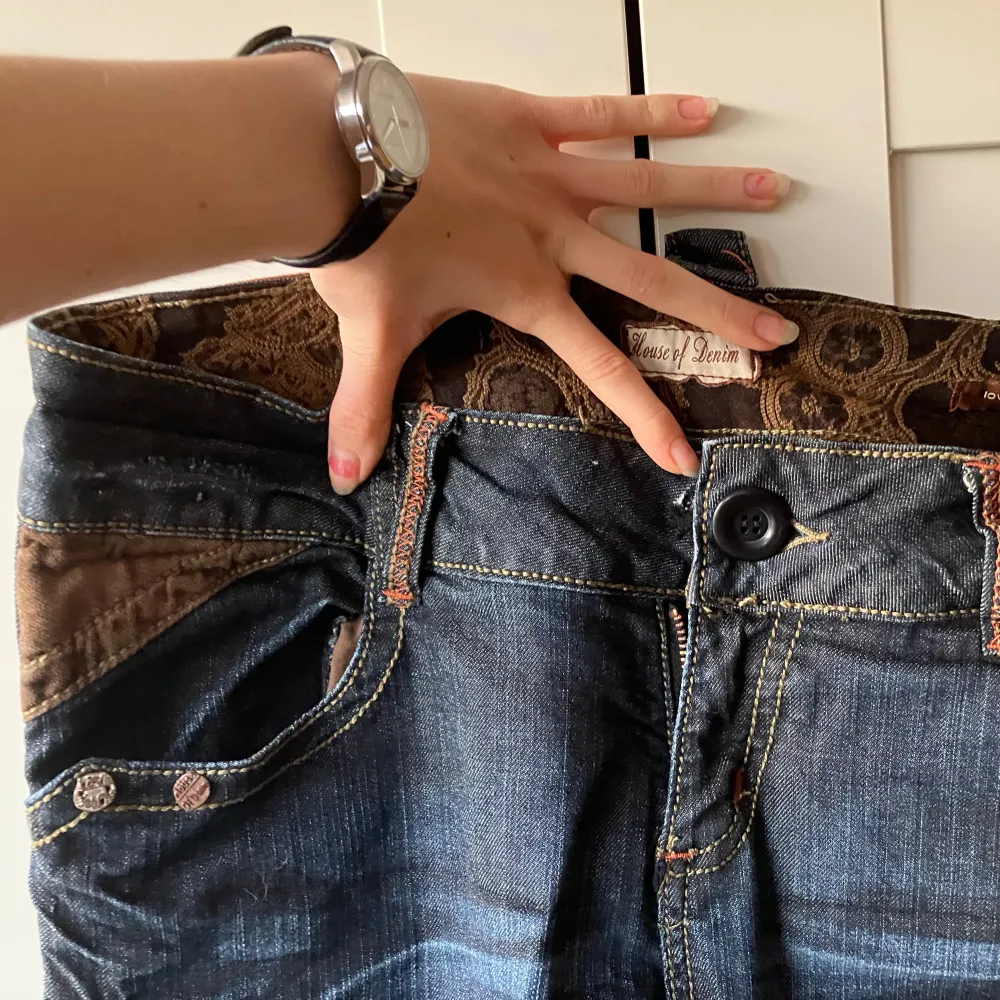 Super söta jeans som var tyvärr förstora, har små unika detaljer som jag älskar. Pris går att diskutera, skriv för mått och andra funderingar 💞. Jeans & Byxor.