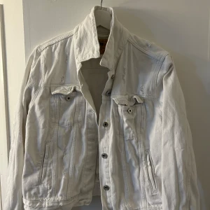 Jacka - Vit denim jacka. Knapt användt. Den passar bra för både höst och vår. Köpt i New Yorker.