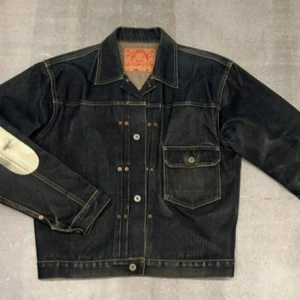 Vintage Evisu jeansjacka - En fet vintage Evisu jeansjacka från 1990-2000 Pris kan självklart diskuteras Längd 58cm Axelbredd 50cm Armlängd 60,5cm
