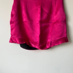 Rosa sidenklänning från Zara - Säljer en superfin rosa klänning från Zara i storlek L. Den är gjord av siden och har en härlig glans. Perfekt för festliga tillfällen! 💖