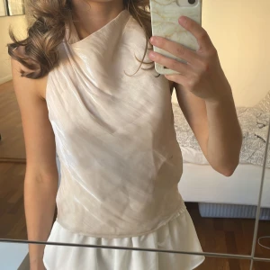 Backless top - Helt oanvänd topp i skimrande tyg med öppen rygg💕
