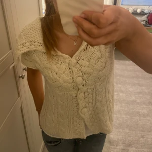 Stickad kofta - Säljer denna as söta koftan som är perfekt nu till hösten då de börjar bli lite kallare, super bra skick. Hör av dig vid fler funderingar. 