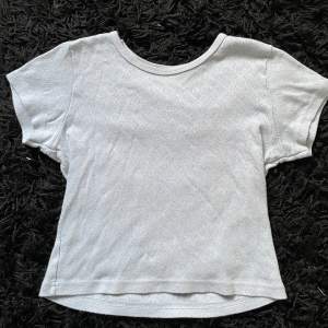 Brandy Melville t-shirt i blå färg med små hjärtan. Använd några gånger. Se bild 3 för mer rättvis färg!! Skulle säga att den är mindre stark i färgen än så, men inte grå som mina egna bilder visar så var medveten om det :) onesize men skulle säga xs