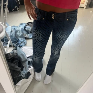 Lågmidjade jeans me zebra mönster  - Skit snygga lågmidjade jeans, skulle behöva sys om nere där förra ägaren syrt de självt . De sitter helt perfekt å är skit coola 💙💙