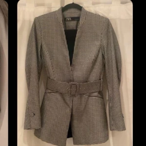 Kavaj från zara!  - Stilig kavaj från zara som endast är använd en gång! Stilren men även passande för vardagliga looks! 💖