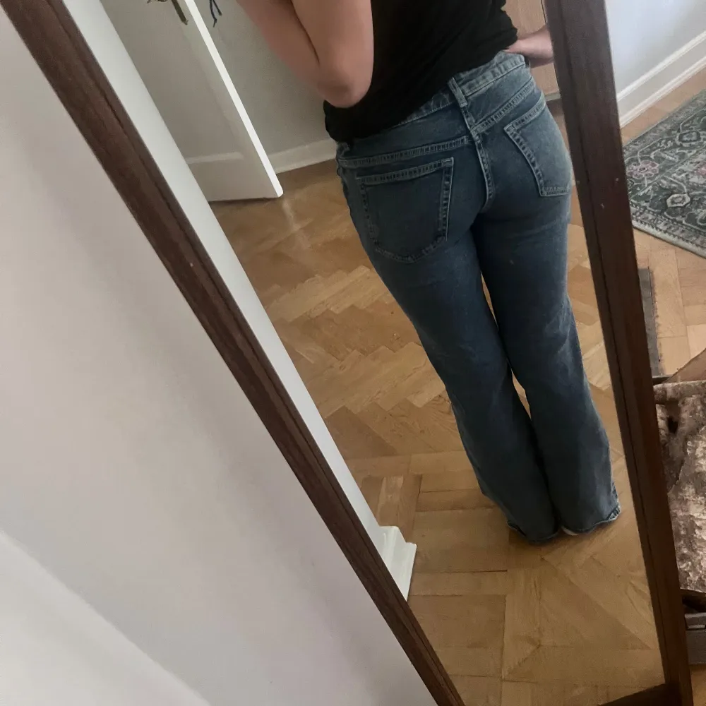 Lågmidjade bootcut jeans. Använda en del men har inga defekter💞midjemått: 36-37 cm rakt över. . Farkut & Housut.