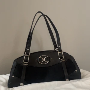 Dkny väska  - Säljer denna väska från Donna Karen i Mycke bra skick 