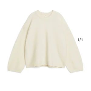 Vit stickad tröja - säljer nu min fina stickade tröja ifrån Arket. Tröjan är inprincip helt oanvänd och har därmed inga defekter utan säljs eftersom den inte kommer till användning tyvärr ☺️här gärna av dig vid frågor !