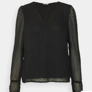 Blus från Only  - Fint skick säljer då den inte är min stil 💓 Tryck köp nu ⭐️