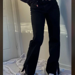 Högmidjade jeans med slits - Ida Carlsson X madlady byxor högmidjade med slits😊väl använda