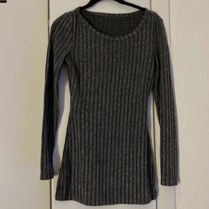 Grå ribbad klänning - Dim tröja som går lite mer över rumpan och den är grå och fin passa skir bra till jeans 
