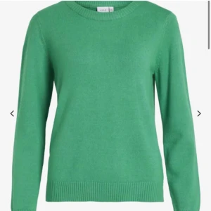 Grön stickad tröja från Vila - Säljer en snygg och enkel grön stickad tröja från Vila. Perfekt för både vardag och lite kyligare dagar. Tröjan har långa ärmar och en rund halsringning. Den är ribbad vid ärmslut och nederkant för en skön passform. Nästan aldrig använd så i jättebra skick.