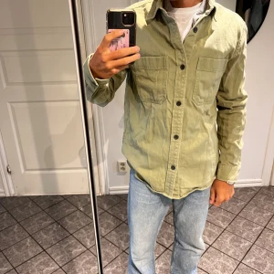 Overshirt  - Säljer min snygga Overshirt för den är lite för stor för mig. Den är i mycket bra skick och är i storlek S men passar även M. Knappast använd. Kom gärna med prisförslag!