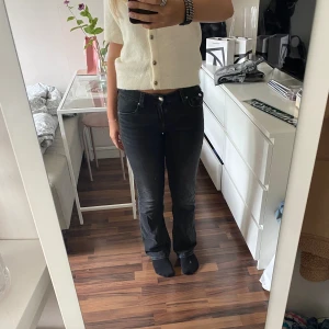 Lågmidjade jeans - Säljer dessa lågmidjade jeans Gina Young i bra skick då de ej kommer till användning😊pris kan diskuteras!
