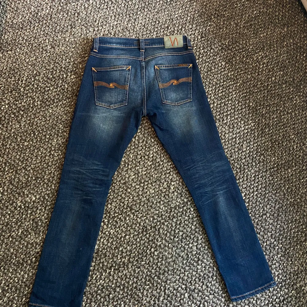 Säljer ett par Nudie Jeans Grim Tim/ Slim fit i storlek W30 L30 och toppskick! Hör av er vid intresse eller fler bilder! . Jeans & Byxor.