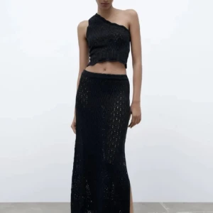 Stickad långkjol - Fin långkjol från zara som endast är testad men var för sent att lämna tillbaka. Storlek xs