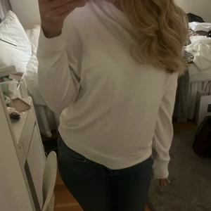 Topp med öppen rygg - Säljer denna topp med slit i ryggen som går omlott. Även en rosett som man knyter delarna med i ryggen. Den är mjuk i materialet och knappt använd 