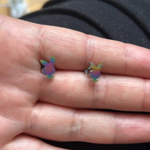 Playboy örhängen  - Små kaniner i stål 