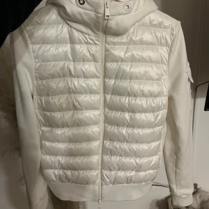 Vit moncler jacka - Aldrig använd. Detta har givits som present och är också för stor. Passar killar och tjejer
