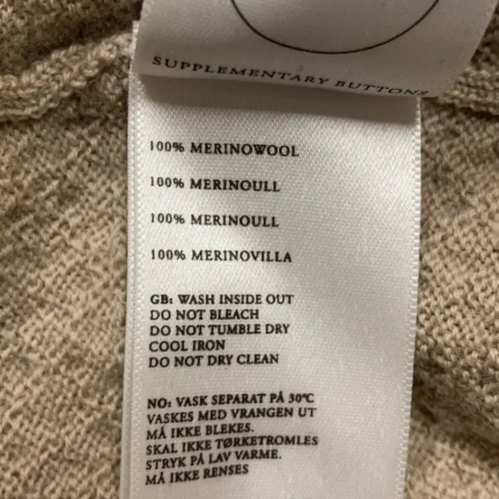 En långärmad beige pique i 100% merino från These Glory Days. Bra använd men väl omhändertagen skick (7/10). Perfekt inför kallare dagar kombinerat med en väst och våra nudie jeans… hör av dig vid frågor!. Stickat.