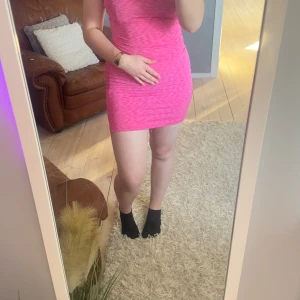 Rosa klänning  - Använd en gång  St M