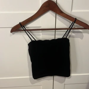 svart kort linne  - Svart fint linne. Lite som en magtröja. Original pris 199kr säljer för 45kr