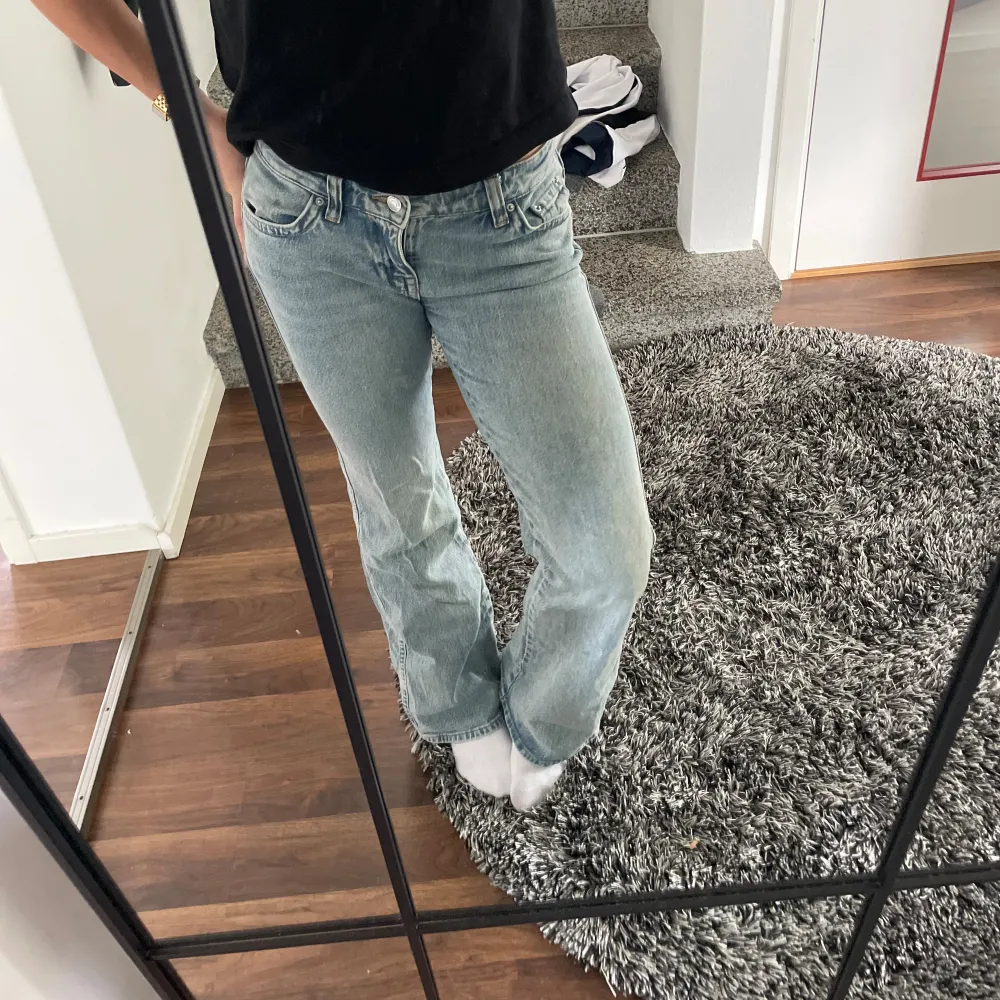 Jeans med fickor där bak, lågmidjade. Knappt använda så i bra skick💕. Jeans & Byxor.