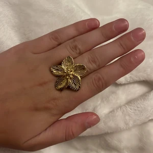 Ring blomma - 🤍