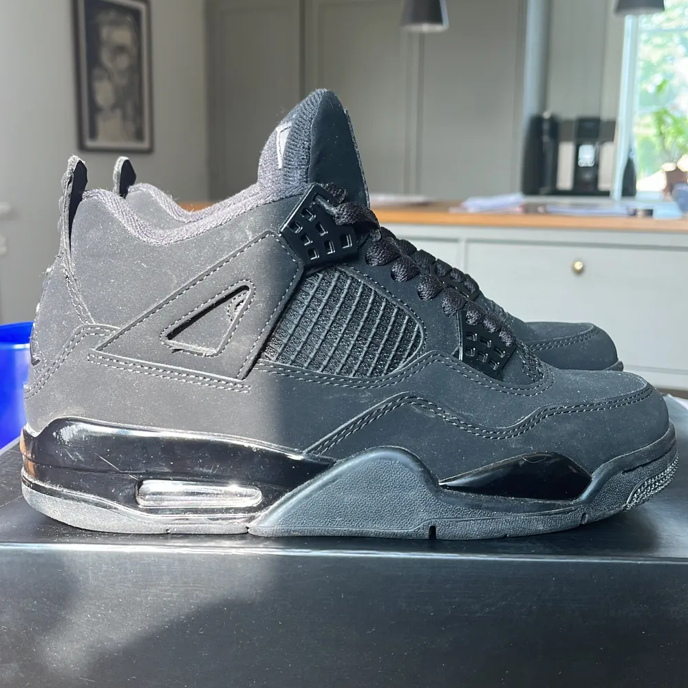 Nästan helt nya Jordan 4 black Cats har använts en gång. De var för små så jag kunde inte ha de. De är i ett superskick!. Skor.