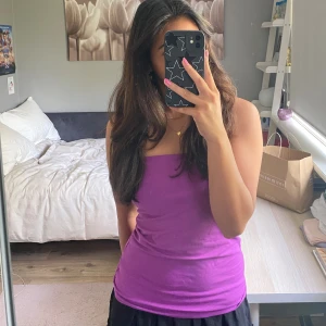 Lila tubtopp - Säljer en snygg lila tubtopp som är perfekt för sommaren. Den har dubbeltyg och elastiskt band så den sitter bra. materialet är bekvämt och den har en tight passform, vilket gör den idealisk för både fest och vardag. 